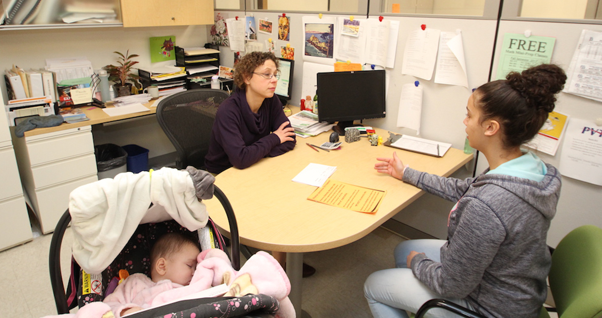 A student speaks with an advisor 